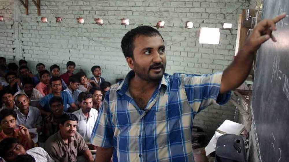 বিহারের দরিদ্র পরিবার থেকে বাছাই করা ছাত্রদের নিয়ে সুপার ৩০ ক্লাস চালু করেছিলেন আনন্দ কুমার। আনন্দ কুমারের ভূমিকায় হৃত্বিক রোশন ‘সুপার ৩০’ নামে ছবিও করে ফেলেছেন।