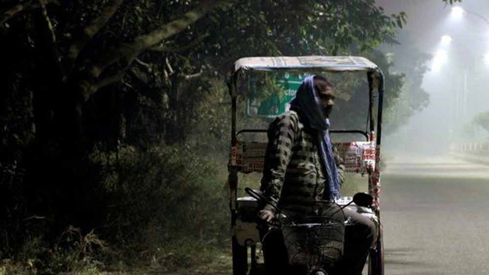 শুভম কুমারের বাবা রামচন্দ্র প্রসাদ গয়ায় রিকশা চালাতেন। নামমাত্র উপার্জনে সংসার টানতে হত তাঁকে। এই অবস্থায় ছেলের পড়াশোনার খরচ বহন করা অসম্ভব হয়ে উঠেছিল তাঁর কাছে।