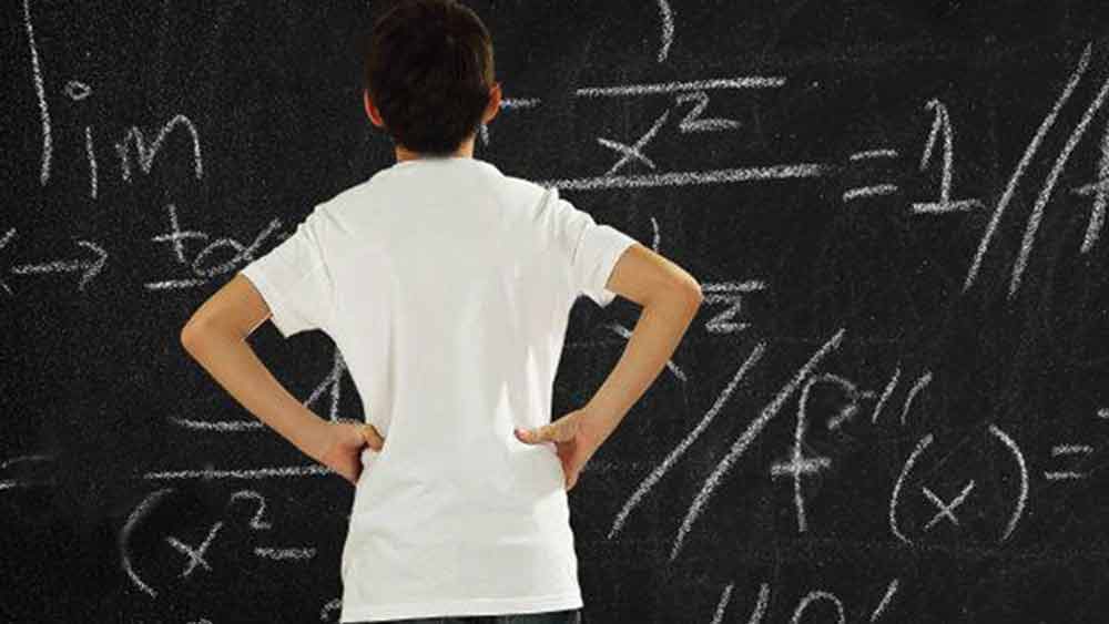 কিন্তু গরিবের ঘরে বড় হওয়ার স্বপ্ন দেখাও যে মানা! স্বপ্নেরও তো খরচ রয়েছে। রিকশাওয়ালার ছেলে স্বপ্ন দেখতেন আইআইটি ইঞ্জিনিয়ার হওয়ার। কিন্তু এত টাকা কোথায়?