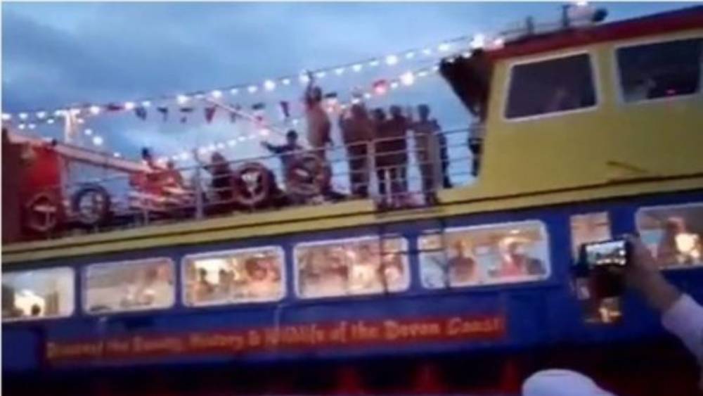 হাত নাড়ছেন যাত্রীরা 