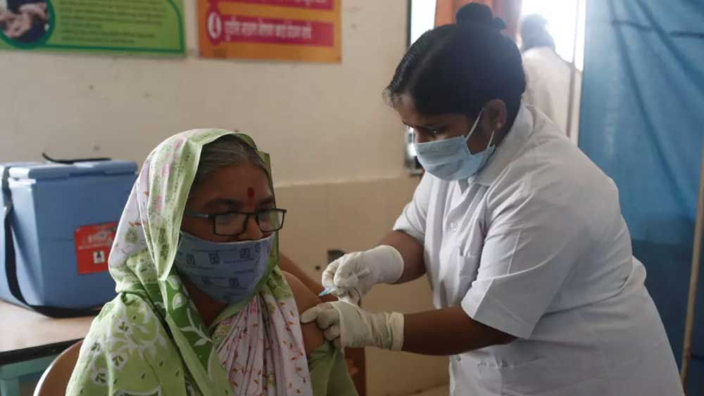 বয়স্করাও কেন টিকার লাইনে? রাজ্যকে প্রশ্ন হাই কোর্টের, হিসাব তলব কেন্দ্রের থেকে