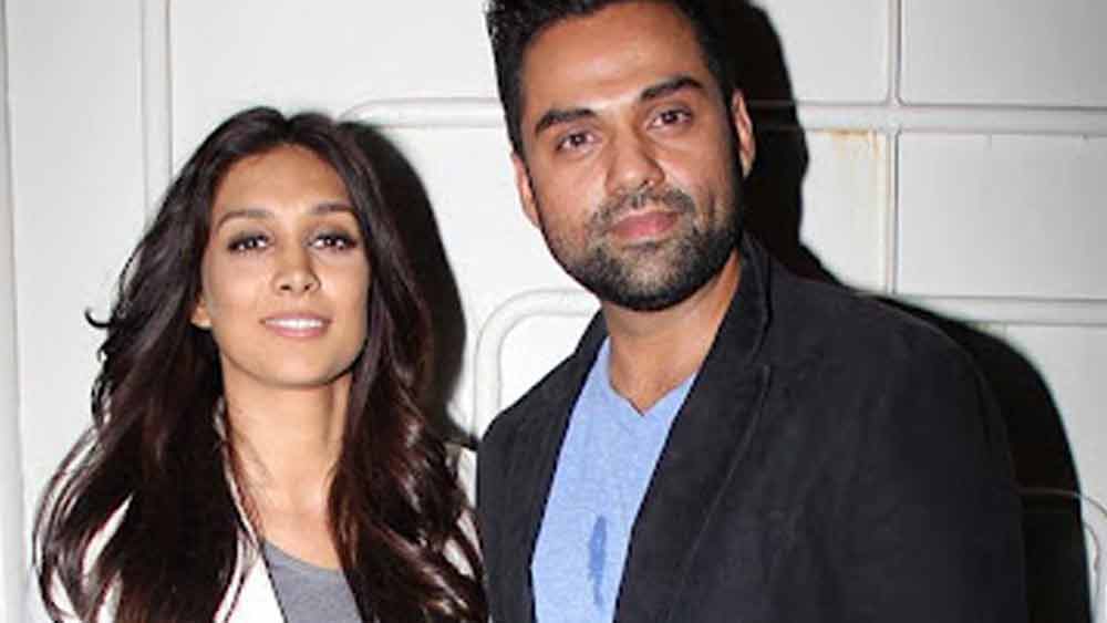 অথচ যাঁকে লঞ্চ করার জন্য নিজের সবটুকু উজাড় করে দিয়েছিলেন, সেই সম্পর্কও টিকিয়ে রাখতে পারেননি। এর দু’বছরের মাথায় অভয়-প্রীতির বিচ্ছেদ হয়ে যায়। তাঁরা লিভ ইন সম্পর্কে ছিলেন।