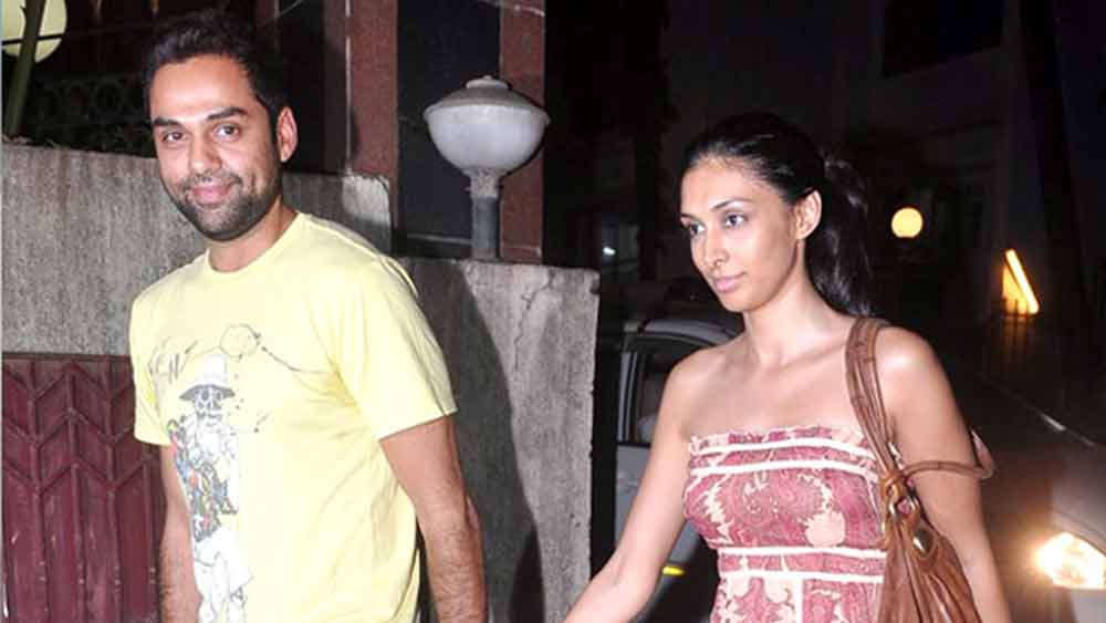 পরিচয়ের পর খুব অল্প সময়ের মধ্যেই অভয়ের ঘনিষ্ঠ হয়ে গিয়েছিলেন প্রীতি। প্রীতিকে প্রথম ছবি অভয়ই দিয়েছিলেন। তাঁর প্রযোজনা সংস্থার ‘ওয়ান বাই টু’ ছবি দিয়ে ২০১৪ সালে প্রীতির অভিষেক হয়।