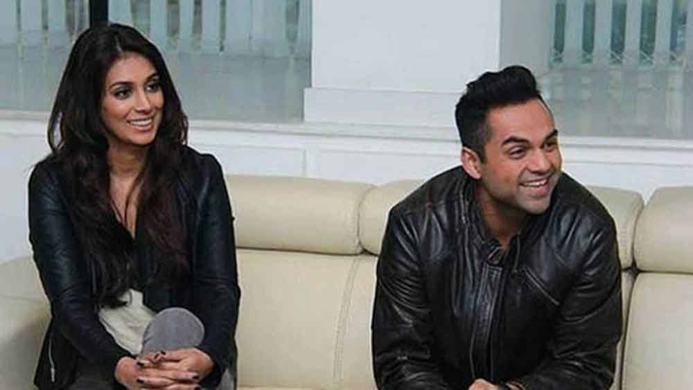 ওই সময়ে অভয়ের জীবনে অভিনেত্রী প্রীতি দেসাইয়ের প্রবেশ ঘটে। প্রীতি তখনও অভিনেত্রী হয়ে ওঠেননি। কাজ পাওয়ার জন্য পরিশ্রম করছিলেন।