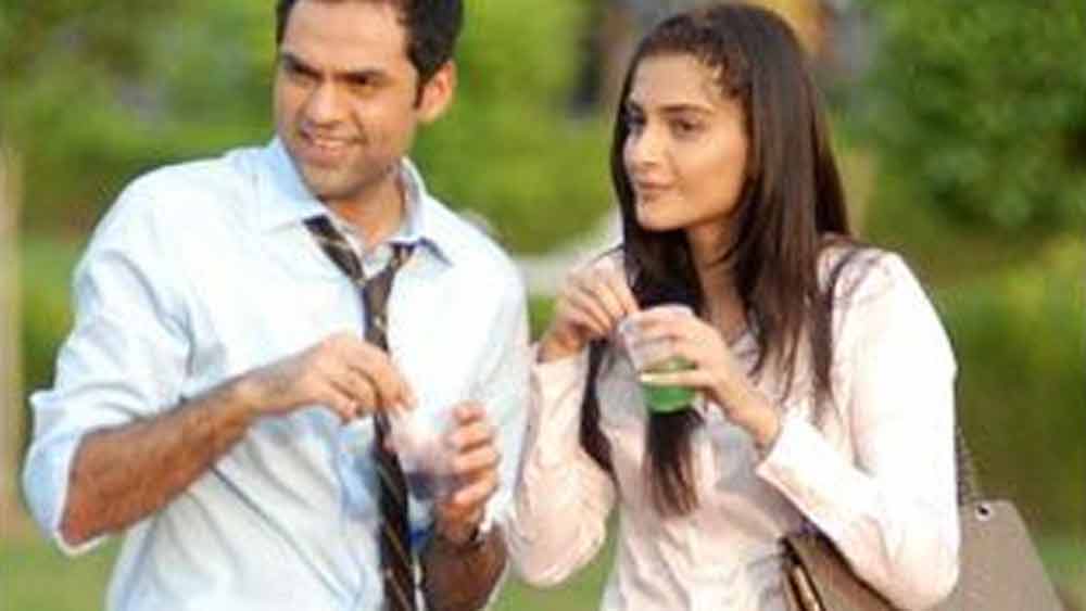 অভয়ের অভিযোগ ছিল, অনিল কপূর তাঁর মেয়ের পোশাক এবং মেক আপের পিছনে সিংহভাগ বাজেট নষ্ট করেছিলেন। তাঁর মতে, ছবিটি যেন সোনমের ফ্যাশন শো হয়ে গিয়েছিল। ছবির জন্য অভয় মাত্র ২০ লাখ টাকা নিয়েছিলেন। অভয়ের দাবি, তার চেয়ে অনেক বেশি খরচ হয়েছিল সোনমকে সাজাতে।