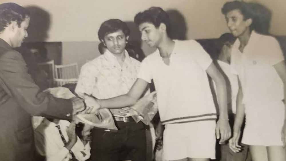 খেলায় বরাবরই আগ্রহী ছিলেন তেজ। মহারাষ্ট্রের জুনিয়র ব্যাডমিন্টন চ্যাম্পিয়নশিপ জিতেছিলেন। আবার ক্রিকেটও খেলতেন। সি কে নাইডু ট্রফিতে জুনিয়র টিমে খেলেছিলেন তেজ। তাঁর দলেই ছিলেন দিলীপ বেঙ্গসরকার, সন্দীপ পাটিলের মতো ভারতীয় ক্রিকেট দলের খেলোয়াড়রা।