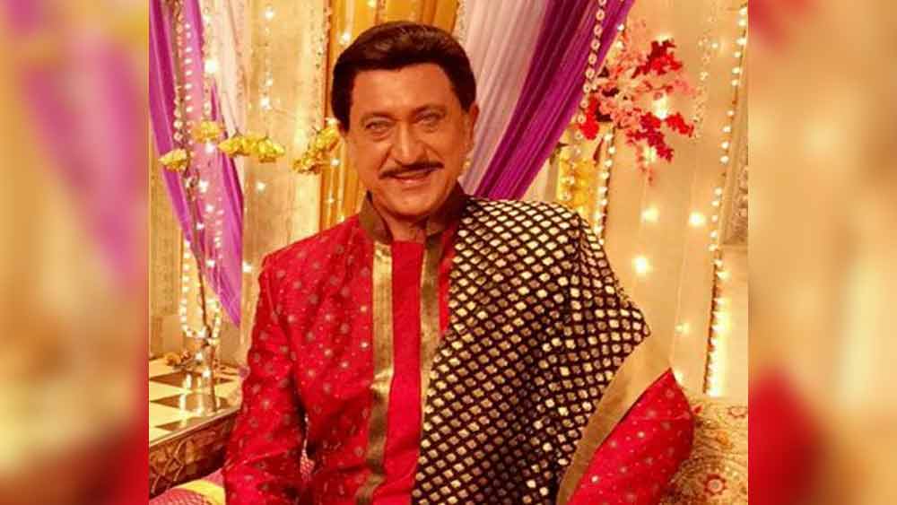 এই ছবির ব্যর্থতায় প্রায় নিঃস্ব হয়ে যান ডিকে। অভিজাত কাশ্মীরি পণ্ডিত পরিবারের সদস্য তাঁরা। থাকতেন বিলাসবহুল বাংলোয়। সেখান থেকে জুহুর একটি ছোট্ট ফ্ল্যাটে উঠে আসে তেজের পরিবার। দেনা শোধ করতে বিক্রি করে দিতে হয় বাড়ি এবং তিনটি গাড়িও।