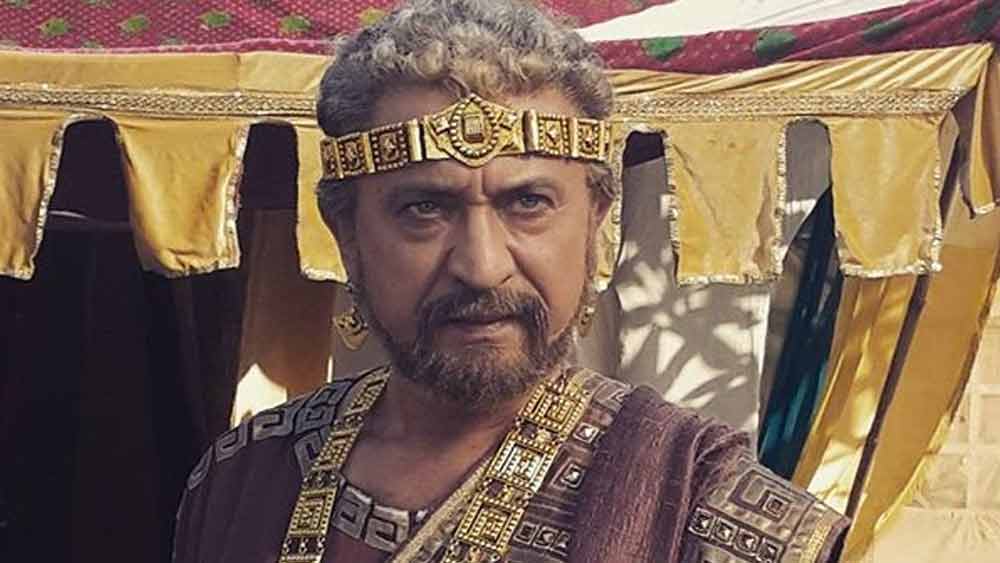 ডিকে আর প্রযোজনায় ফেরেননি। অভিনয়ের কাজও পাচ্ছিলেন কম। বাধ্য হয়ে পরিবারের হাল ধরতে হয় তেজকেই। সকালে কলেজের পড়াশোনা করে খেলার প্রশিক্ষণ নিয়ে তার পর চাকরি করতে যেতেন।