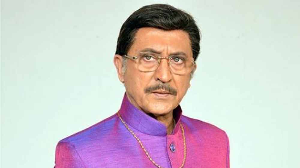 তবে একা ব্যাঙ্কের চাকরি করে পাঁচ সদস্যের পরিবারকে টেনে নিয়ে যেতে পারছিলেন না। তেজকে তখন অভিনয়ে আসার পরামর্শ দেন তাঁর বাবা। কারণ ফিল্মে অর্থোপার্জনের সুযোগ এবং সুবিধা দুই-ই বেশি।