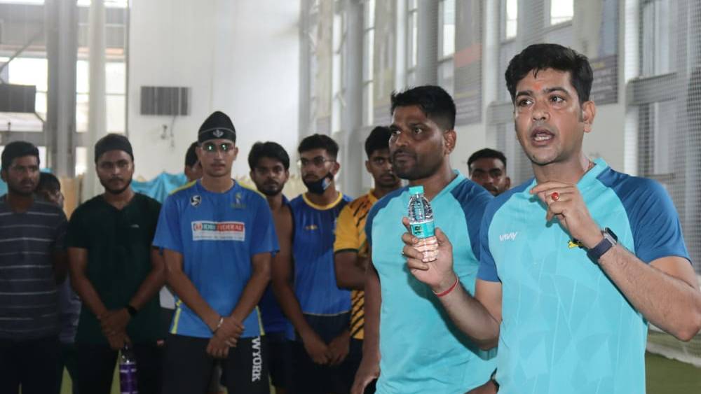 দলের সদস্যদের সঙ্গে লক্ষী 