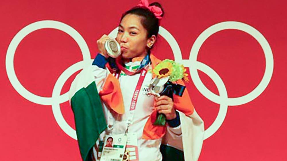 দেশে ফিরলেন মীরাবাই চানু, বিমানবন্দরে রুপোর মেয়েকে বরণ করে নিলেন অগণিত ভক্ত