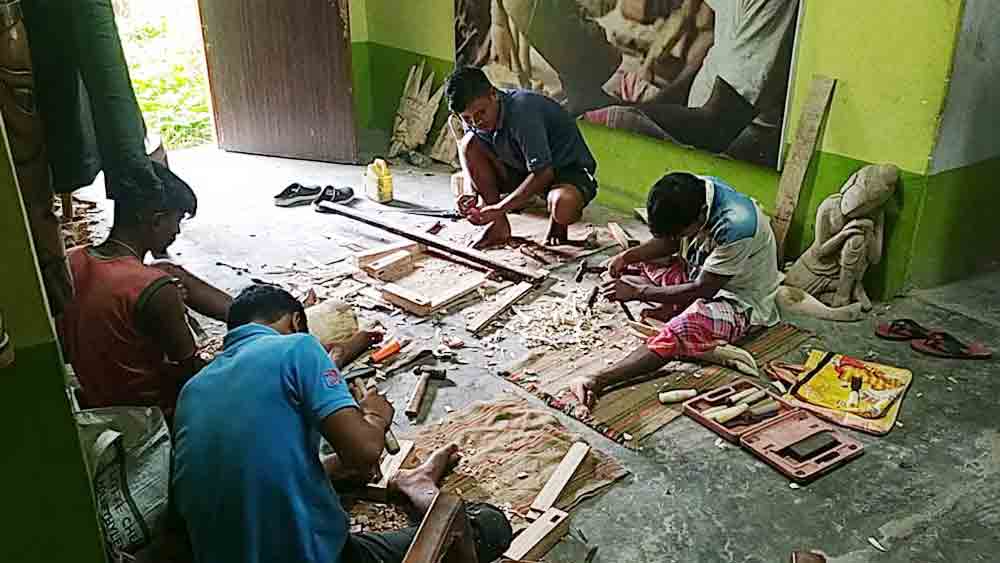 মুখোশ তৈরির কাজে কুশমন্ডির শিল্পীরা।