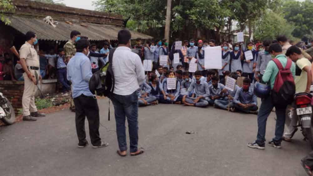 রাস্তা অবরোধ করেছেন বাসন্তীর ফুলমালঞ্চ স্কুলের পড়ুয়ারা। -নিজস্ব চিত্র।
