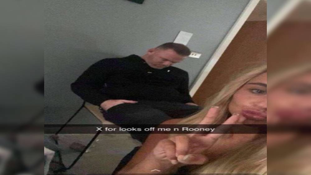 চেয়ারে ঘুমাচ্ছেন রুনি 