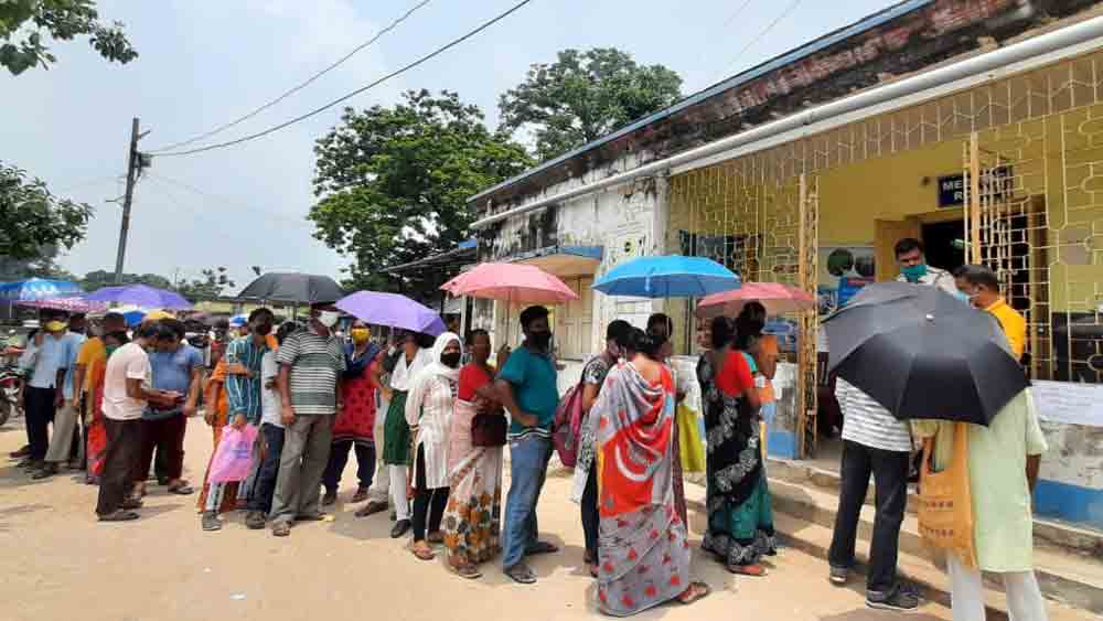 বোলপুর প্রাথমিক স্বাস্থ্যকেন্দ্র সকাল থেকেই টিকার জন্য দীর্ঘ লাইন দেখা যায়।