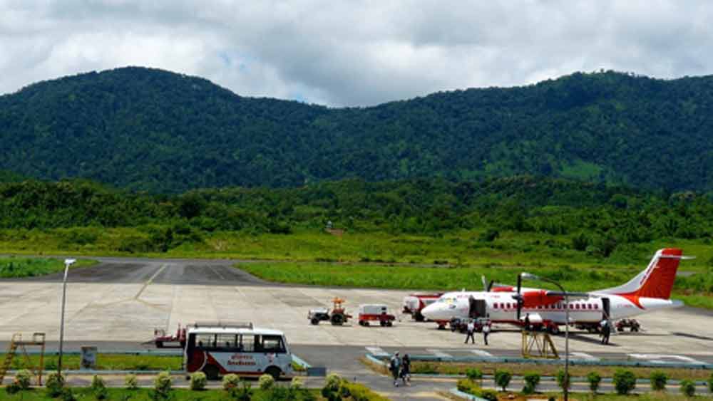 লেঙ্গপুই বিমানবন্দর, আইজল:  মিজোরামের আইজল থেকে ৩২ কিলোমিটার দূরে অবস্থিত চারদিক সবুজ পাহাড় ঘেরা এই বিমানবন্দর সত্যিই মনোমুগ্ধকর। কলকাতা, গুয়াহাটি এবং ইম্ফলের সঙ্গে সংযোগ গড়ে তুলেছে এই বিমানবন্দর।