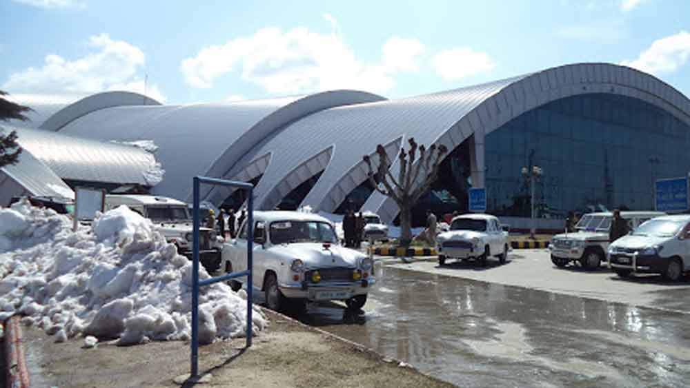 শেখ উল আলম আন্তর্জাতিক বিমানবন্দর, শ্রীনগর: এটি মূলত সামরিক বিমানঘাঁটি। তবে ২০০৫ সালে এটি আন্তর্জাতিক বিমানবন্দরের তকমা পায়। অবশ্য ২০২০-র এপ্রিল পর্যন্ত হজ বিমান ছাড়া আর কোনও আন্তর্জাতিক বিমান এখানে ওঠানামা করেনি।