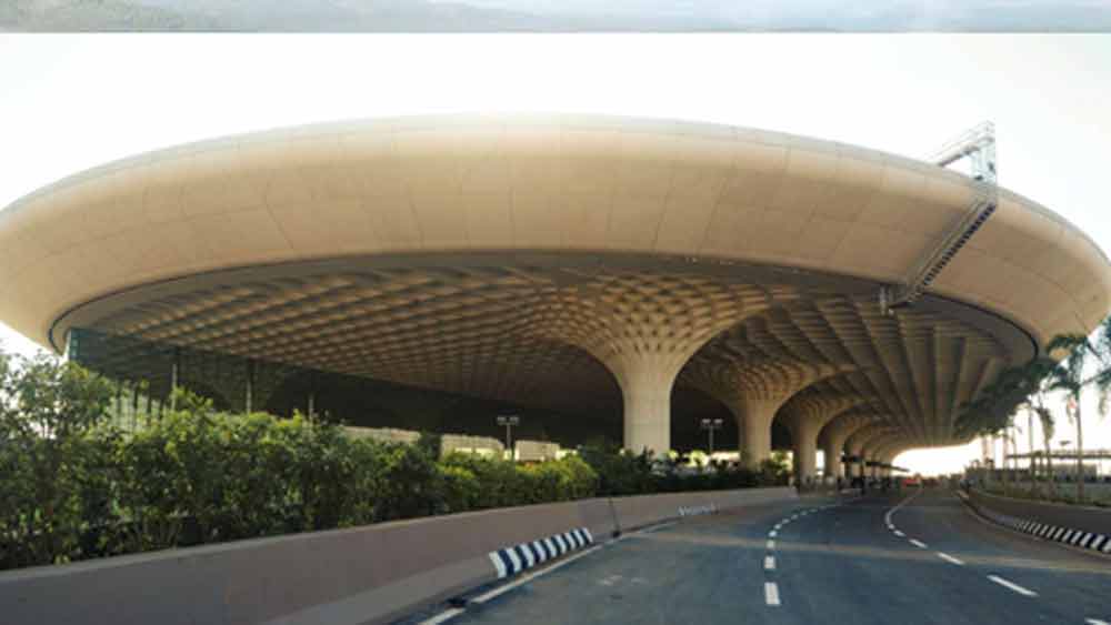 ছত্রপতি শিবাজি বিমানবন্দর, মুম্বই: ভারতের দ্বিতীয় ব্যস্ততম বিমানবন্দর। ২০২০ সালে মোট যাত্রী সংখ্যা ছিল ৪ কোটি ৫৮ লাখ ৭০ হাজার।  এশিয়ার ১৪তম ব্যস্ত বিমানবন্দরও এটি। দ্বিতীয় বিশ্বযুদ্ধের আগে ১৯৩০ সালে এই বিমানবন্দরটি তৈরি হয়েছিল।