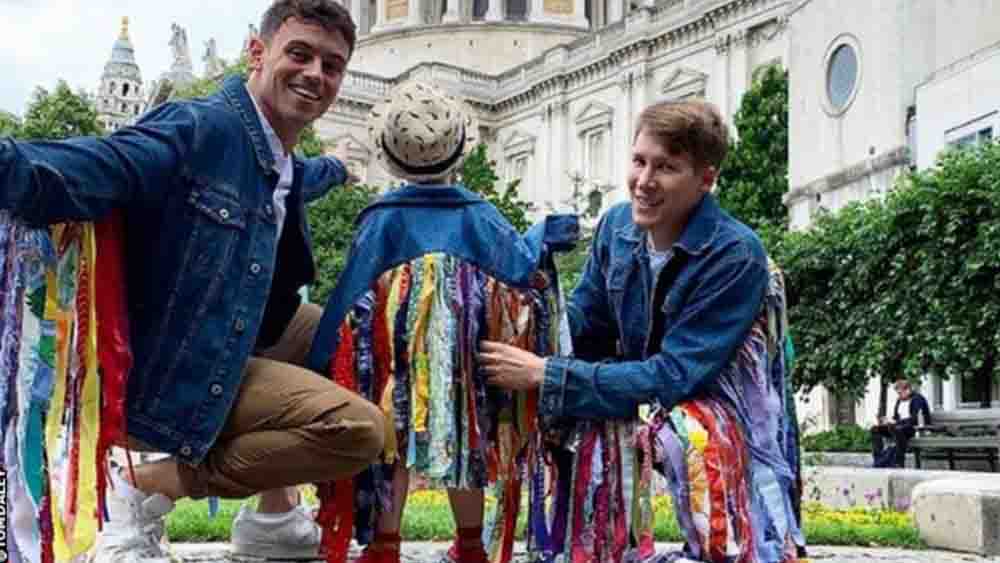 স্বামী এবং সন্তানের সঙ্গে টম।