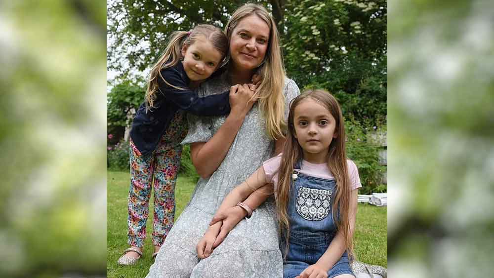 স্যানতালের বয়স ৪১। তিনি দুই কন্যার মা। বাড়ি ইংল্যান্ডের নরফোক কাউন্টির ট্রাউজে। আদালতের রায়ে বিস্মিত স্যানতাল প্রশ্ন তুলেছেন, ছ’বছরের শিশুর জীবনের কি কোনও গুরুত্বই নেই আইনের কাছে?