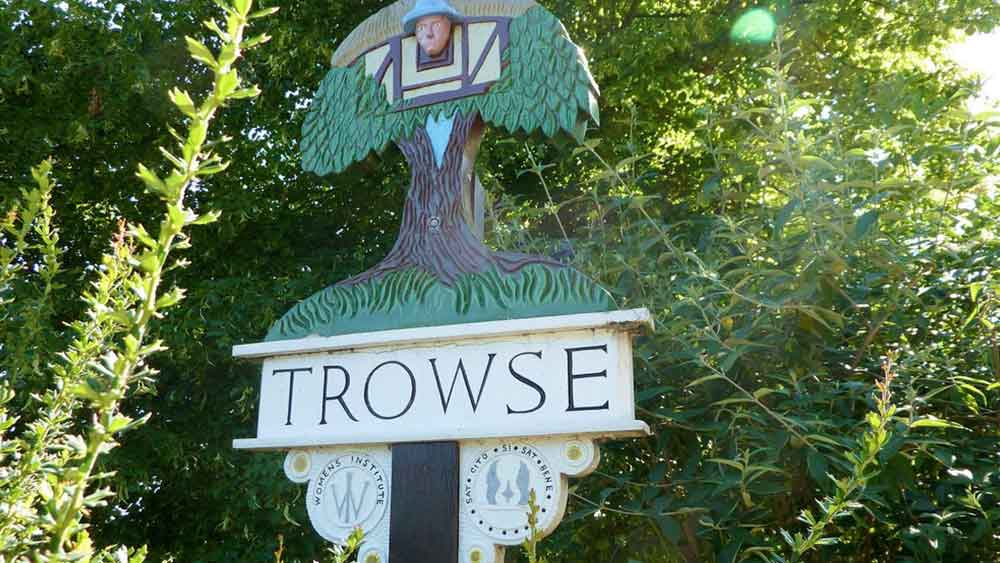 ট্রাউজের গ্রামবাসীরা অবশ্য এতে দোষের কিছু দেখছেন না। বরং তাদের কথায় আদালত যথার্থ রায়ই দিয়েছে। কেন না ১০০ বছরের পুরনো গাছটির ফলন প্রচুর। তা ছাড়া এই গাছের ফল না কি আকারেও সাধারণ আখরোটের থেকে বড়।