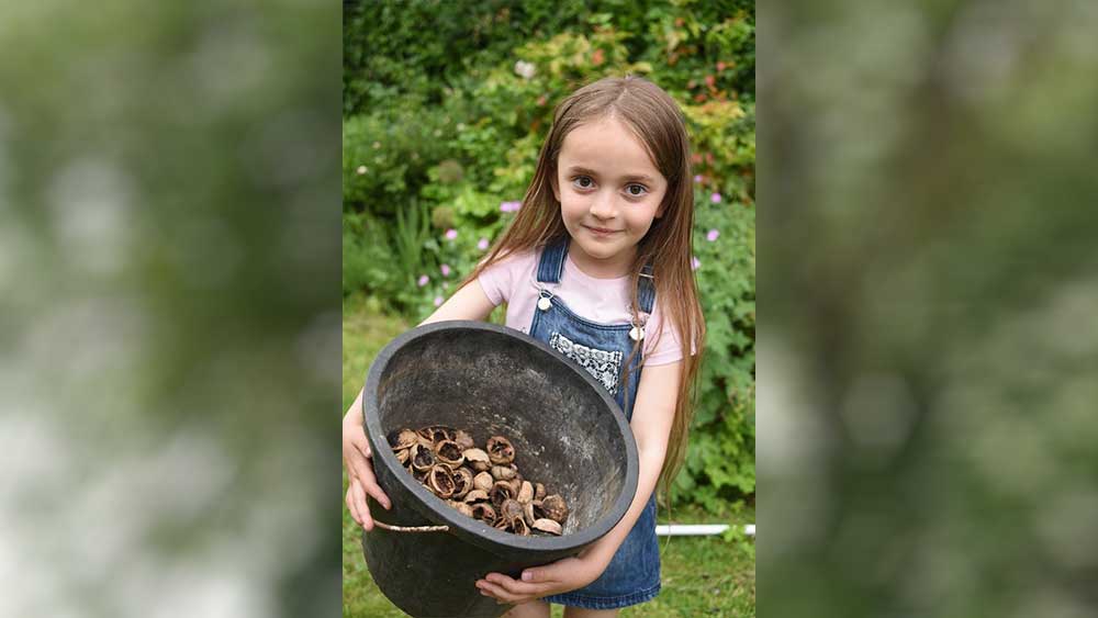 বিষয়টি বছর দু’য়েক আগে প্রথম আবিষ্কার করেন স্যানতাল। বনির বয়স তখন ৪। বাগানে খেলতে খেলতে হঠাৎই গুরুতর অসুস্থ হয়ে পড়ে সে।