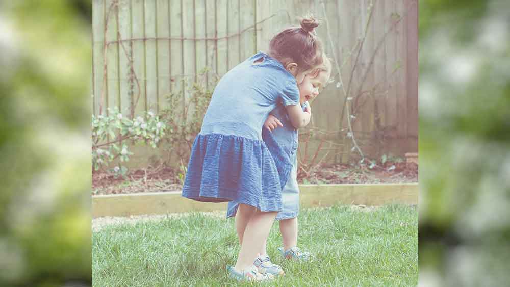 সেই ঘটনার পরই স্যানতালের উদ্বেগ বাড়ে। তার আগে অবশ্য মেয়েদের বাগানে খেলা নিয়ে চিন্তা করতেন না স্যানতাল। তিনি ভেবেছিলেন বনি যখন আখরোটের খোলই ভাঙতে পারে না, তবে খাবে কী করে? আখরোট গায়ে লেগেও যে এমনটা হতে পারে ভাবতে পারেননি তিনি।