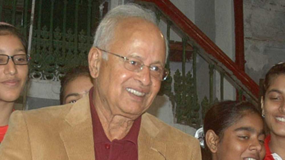 কয়েক বছর আগের কথা। খুদে প্রতিভাদের সঙ্গে নন্দু নাটেকর। ফাইল চিত্র 