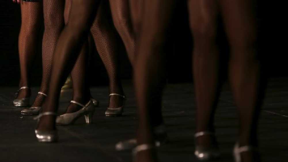 ট্যাপ ডান্সিং করছেন প্রতিযোগীরা।