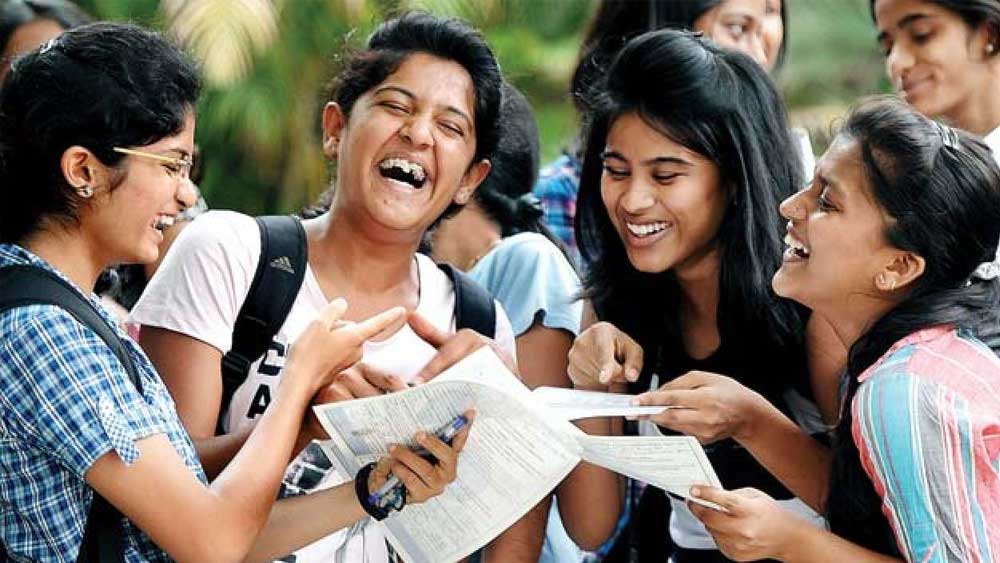 ফলপ্রকাশের পর আইএসই-র পড়ুয়ারা।