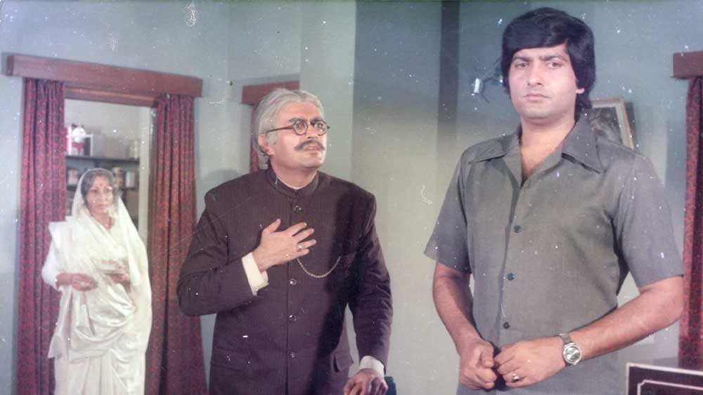 কানপুরে ছোটবেলা কেটেছে অনিলের। বাবা পাকিস্তান থেকে এসেছিলেন এ দেশে। ইউকো ব্যাঙ্কে চাকরি  করতেন তিনি। বদলির চাকরি। দেশের বিভিন্ন প্রান্তে ঘুরতে হত। তাই দুই ছেলে অনিল এবং ডেভিডকে নিয়ে কানপুরেই থাকতেন তাঁদের মা।