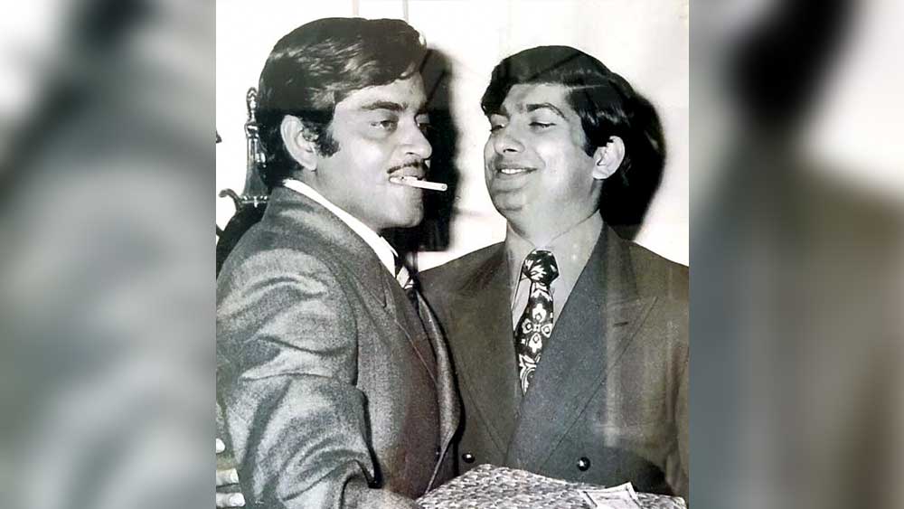 শত্রুঘ্ন তখন কলেজের পাশাপাশি ফিল্মের কাজও শুরু করেছেন। অনিলের সঙ্গে বন্ধুত্ব হয়ে যায় তাঁর। অনিলকে তাঁর প্রথম অভিনয়ের সুযোগও করে দিয়েছিলেন শত্রুঘ্নই। অনিলকে শত্রুঘ্ন বলেছিলেন, মুম্বই এলেই তাঁর সঙ্গে যোগাযোগ করতে। কলেজে পড়াকালীনই মুম্বই গিয়ে শত্রুঘ্নর সঙ্গে সাক্ষাত্ করেন অনিল। তাঁর প্রথম ফিল্ম ‘চেতনা’য় কাজ করার সুযোগ আসে তখনই। 