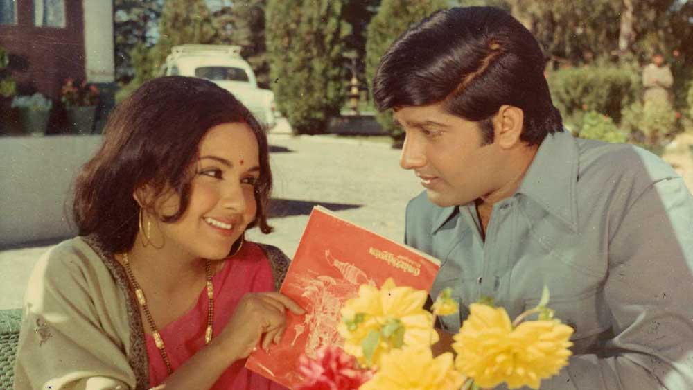 তবে অভিনেতা হওয়ার স্বপ্ন দেখলেও সে কথা প্রথমে কাউকে বলেননি অনিল। ভেবেছিলেন, অভিনেতা হতে চান শুনলে পরিচিতরা তাঁকে নিয়ে ব্যঙ্গ করতে পারেন। তাই সরাসরি পুণের ফিল্ম ইনস্টিটিউটেই ভর্তি হয়ে যান। তার পর পরিবারকে জানান অনিল।