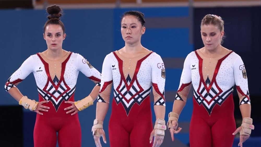 পুরু আচ্ছাদনের পোশাক গায়ে চাপিয়ে জার্মানির মহিলা জিমন্যাসটিক্স দল। ছবি - টুইটার 