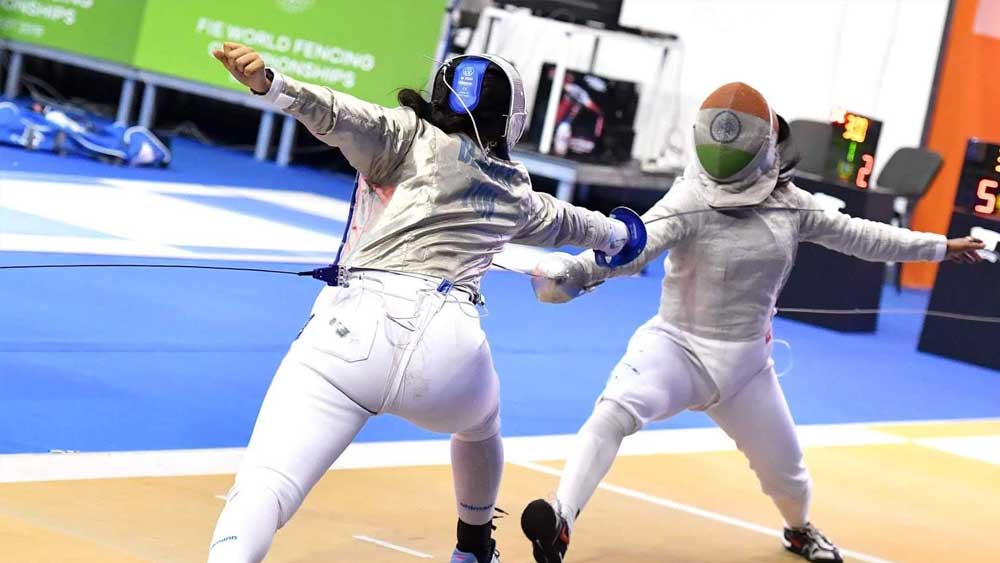 ফুটবল, ক্রিকেট-এর সঙ্গে আরও অনেক খেলা ছিল। কিন্তু সে সমস্ত পরিচিত খেলার পিছনে ছোটেননি ভবানী। সব সময়ই আলাদা কিছু করার ইচ্ছা তাঁকে ফেন্সিং-এ নিয়ে আসে।