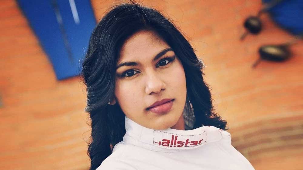 স্কুলের খেলার তালিকার একটি ছিল এই ফেন্সিং। সেটা যে ঠিক কী খেলা তা জানতেনই না ভবানী। স্কুলে ফেন্সিং-এ ভবানীর মতো হাতেগোনা কয়েক জনই নাম লিখিয়েছিল।