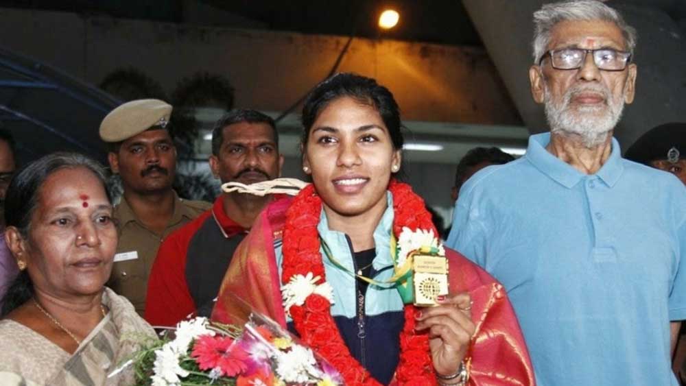কিন্তু মা-বাবা তাঁকে হাল ছাড়তে দেননি। ভবানীর প্রথম ফেন্সিং কিট কেনার জন্য নিজের গয়না বিক্রি করে দিয়েছিলেন তাঁর মা।