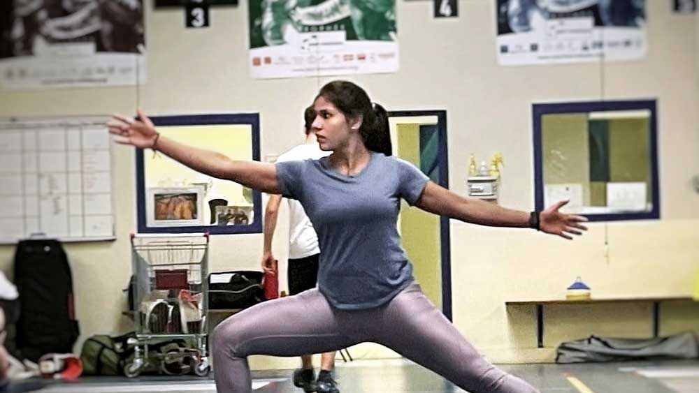 মায়ের গয়না বিক্রির ছয় হাজার টাকায় ফেন্সিং কিট কিনেছিলেন ভবানী। তার পরও মেয়ের অনুশীলনের খরচ জোগাতে স্পনসরের জন্য দরজার দরজার ঘুরে বেড়াতে হযেছে তাঁদের।