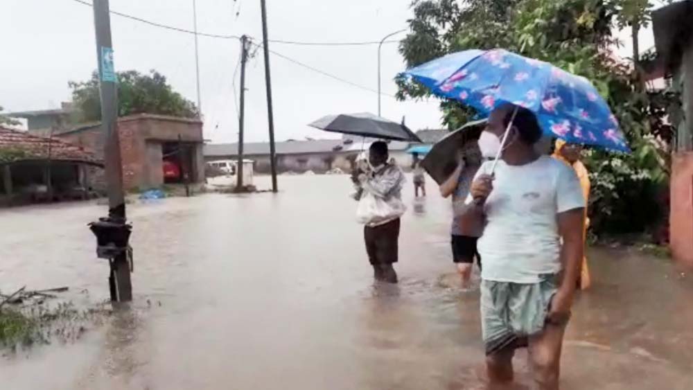 জল ঢুকেছে নন্দীগ্রামের জনবসতি এলাকায়।