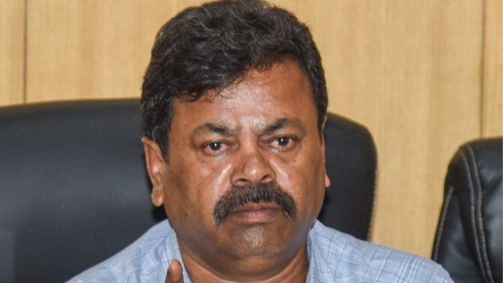  বিজেপির সেই  চড় খাওয়া বিধায়ক বর্তমানে কর্নাটকের মন্ত্রী। নাম রেণুকাচার্য। ঘটনার দিন তিনি কংগ্রেস বিরোধী একটি প্রতিবাদ বিক্ষোভে অংশ নিয়েছিলেন। পুলিশ বার বার অনুরোধ করলেও রাস্তা ছাড়তে রাজি হননি।