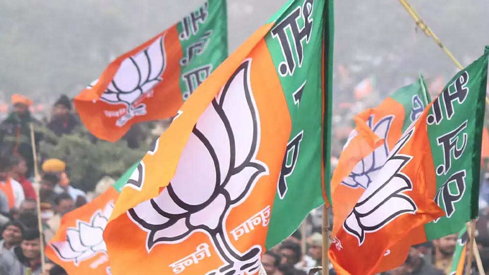 বিধায়ক কথা না শোনায় তাঁকে চড় মারেন মহিলা পুলিশকর্তা। গ্রেফতারও করেন তাঁকে। অভিযোগ, তাঁকে গালিগালাজও করেন বিধায়ক।