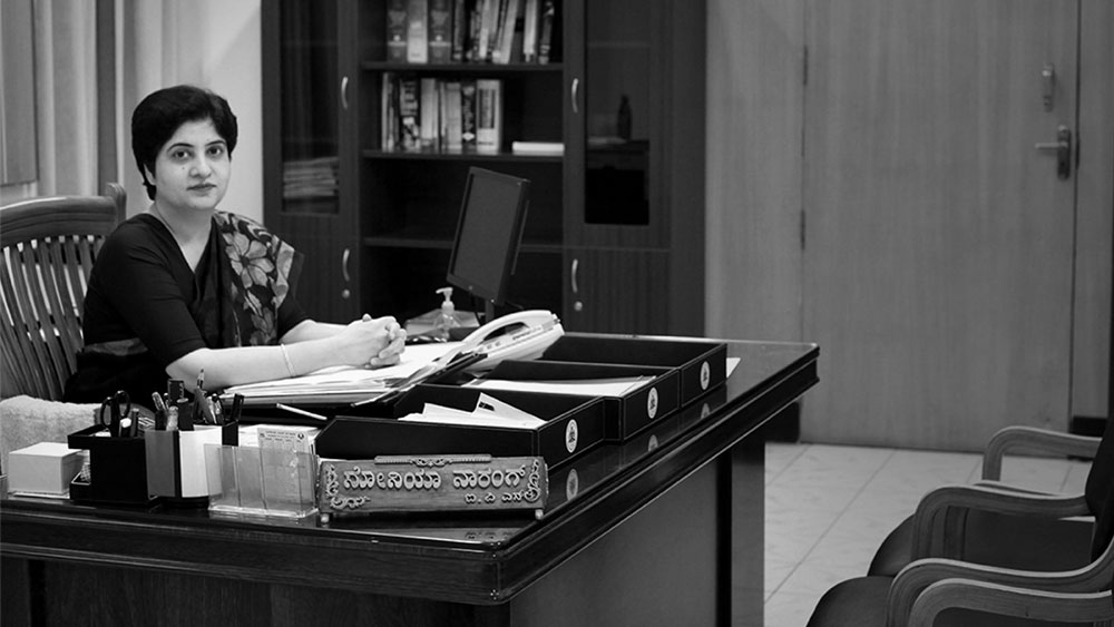 এই একটি ঘটনাই গোটা দেশে পরিচিতি এনে দেয় ওই মহিলা আইপিএসকে। তাঁর নাম সনিয়া নারং। যদিও পুলিশ মহল তাঁকে চেনে ‘আয়রন লেডি’ নামে। 