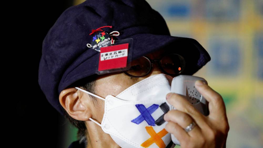 অলিম্পিক্সের বিরোধিতা করতে জাাপানের প্রধানমন্ত্রীর বাড়ির সামনে বিক্ষোভকারী।