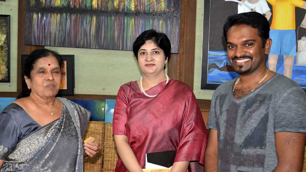 পুলিশ মহলে ‘আয়রন লেডি’ বা লৌহমানবী হিসাবে পরিচিত সনিয়া। তবে রান্নাঘরে অনীহা। এক পুত্রের মা। বিয়ে করেছেন এক আইপিএস কর্তাকেই। স্বামীর নাম গণেশ কুমার। তবে তাঁর সঙ্গে মাসে কদাচিৎ দেখা হয়। সনিয়া জানিয়েছেন, তিনি আর কিছু না হোক, পরিবারকে রাজমা-চাওল রেঁধে খাওয়াতে পারবেন। রাজমা-চাওল পঞ্জাবিদের পছন্দের খাবার। সনিয়ার কথায়, ‘আমার পরিবার বলে আমি এটা মন্দ রাঁধি না।’