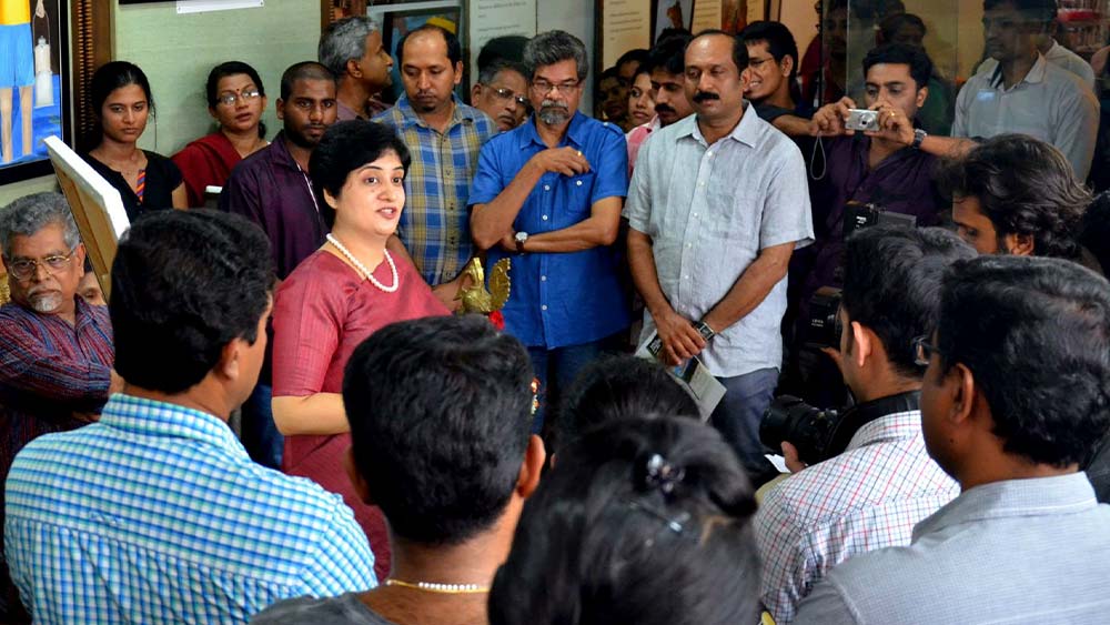 তবে কম বয়স বা অভিজ্ঞতা সঠিক পদক্ষেপ করার ক্ষেত্রে দ্বিধাগ্রস্ত করেনি সনিয়াকে। বিধায়ককে চড় মারার ঘটনায় রাজনৈতিক মহলের একাংশ তাঁর বিরুদ্ধে খড়্গহস্ত হয়েছিল। স্বয়ং বিধায়ক রেণুকাচার্য তাঁর বদলির জন্য উঠেপড়ে লেগেছিলেন কিন্তু শেষ পর্যন্ত সফল হননি।