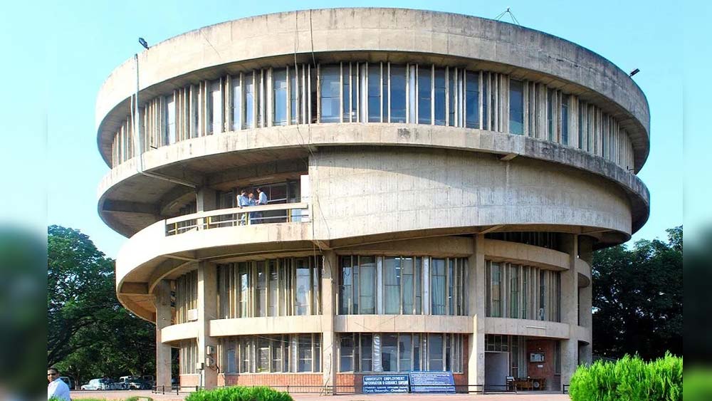 পড়াশোনায় বরাবরই মেধাবী। উচ্চ মাধ্যমিকে শীর্ষ স্থান পেয়েছিলেন। পরে পঞ্জাব বিশ্ববিদ্যালয় থেকে সোশিয়োলজি পড়ে স্বর্ণ পদক  পেয়ে স্নাতক হন তিনি।