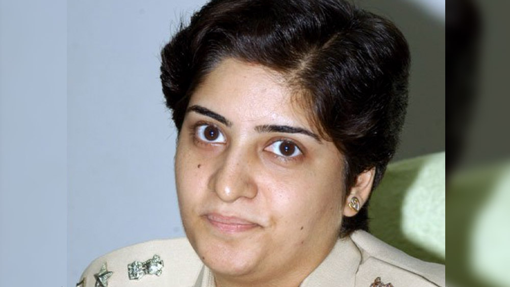 সনিয়া বলেছিলেন, সততা এবং পরিশ্রম এই দু’টি বিষয় প্রশাসনিক ক্ষেত্রে থাকাটা অত্যন্ত জরুরি। এই দু’টি ক্ষেত্রে ঠিক থাকলে কেউ আটকাতে পারবে না।