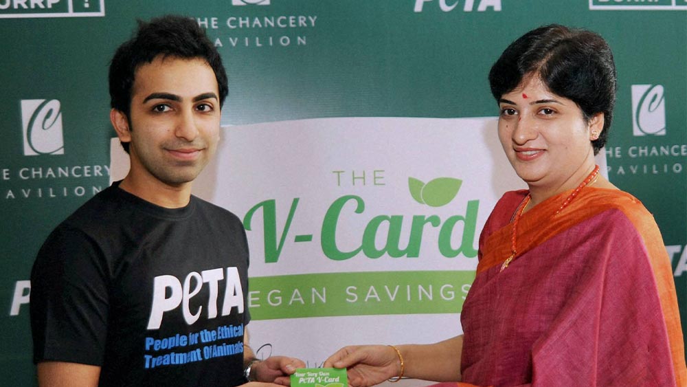 দুর্নীতির অভিযোগ নিয়ে ভুল বোঝাবুঝি সাধারণত অভিযোগকারী রাজনৈতিক পদাধিকারীর সঙ্গে ব্যক্তিগত ভাবে দেখা করেই মিটিয়ে নেন পুলিশকর্তারা। সনিয়া কিন্তু সেই পথ ধরেননি। 