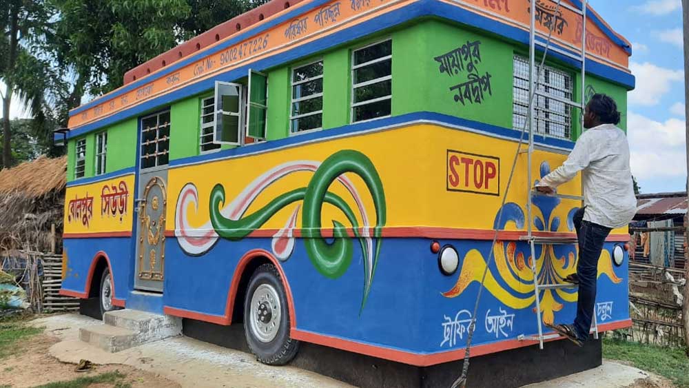 বাসের আদলে উদয়ের বাড়ি।