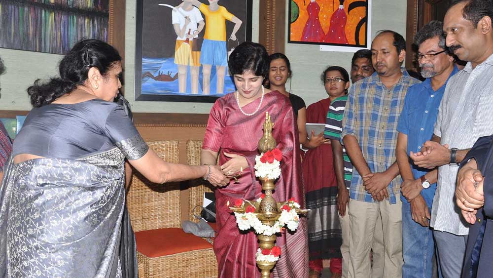 তিনি প্রকাশ্যে একটি বিবৃতি জারি করেন। লেখেন, ‘খবরের কাগজ মারফৎ জানতে পেরেছি মুখ্যমন্ত্রী আমার বিরুদ্ধে অভিযোগ এনেছেন। যে খনি কেলেঙ্কারির দায় তিনি আমার উপর চাপিয়েছেন তা সত্যি নয়। যে সমস্ত এলাকায় ওই ঘটনা ঘটেছে, সেখানে কোনও দিন আমি দায়িত্বে ছিলামই না। তা হলে আমার নাম আসছে কোথা থেকে। এমনকি আমি খনি দফতরের দায়িত্বেও ছিলাম না কখনও। তবে মুখ্যমন্ত্রীর অভিযোগের বিরুদ্ধে  আমি আইনি পথেই লড়তে চাই। কারণ আমি জানি আমি সৎ।’ সনিয়ার এই উত্তরে অপ্রস্তুত হয়ে পড়েন সিদ্দারামাইয়া।